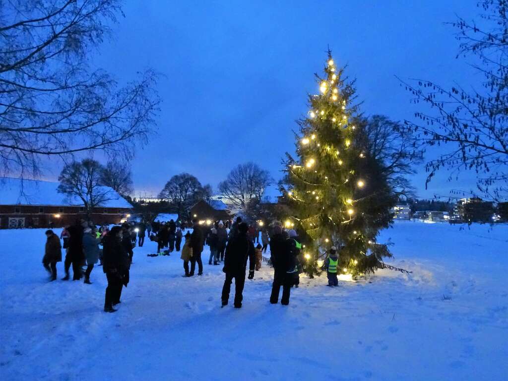 Bilde: Julegrantenning på Huseby gård